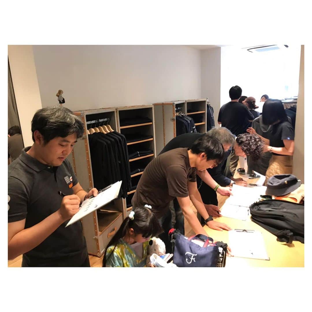 のインスタグラム：「*** 2019大阪受注会 5日目スタートです！ 皆様ぜひ、ご参加下さい！ . 「LOOPWHEELER 顧客さま受注会」とは、 日頃より『 LOOPWHEELER 吊り裏毛アイテム 』 をご愛用頂いておりますお客様へ向けてのスペシャルアイテム オーダー会です。 . ＊誠に申し訳ございませんが LWTシャツやポロシャツといった天竺、鹿の子アイテムではなく、「スウェットの吊り裏毛 アイテム」をご愛用頂いている顧客さまに限ります。 . ［ 詳細 ］ ・店内にアイテムのサンプルをご用意致しますので、その場でご試着して頂きその後、店頭にてオーダーシートにご記入頂くことで「オーダー完了」とさせて頂きます。 ・完全受注生産となりますので上記、期間以外のオーダーは承りかねます。- ・オーダーアイテムのお渡しは『店頭のみ』となり、お渡し時期は商品により異なりますが10月から12月を予定しております。- ・オーダー頂きました各アイテムは年内中にお迎え頂きますようお願い致します。- ・お支払いは商品お渡し時となります。- ・店舗状況(混雑)により入店制限をさせて頂く場合がございます。また、店頭状況につきましては当インスタグラムにて随時、ご案内させて頂きます。- ・上記、受注会期間中は何度でもご覧頂けます。オーダー後の変更、キャンセルは承りかねますのでご注意下さい。- ・受注会オーダーは「店頭のみ」とさせて頂き、通販対応等はお受けしておりません。- ・SNS等でのお問い合わせにはご回答致しかねますので、ご不明な点につきましては店頭にてお問い合わせいただきますようお願い申し上げます。 . #loopwheeler #ループウィラー #lw受注会2019 #ループウィラー受注会2019#loopwheelerpreorders2019#lwpreorders2019 #tsuriami #吊り編み#madeinjapan #日本製 #sweat#sweatshirt #スウェット#loopwheelerosaka #ループウィラー大阪」