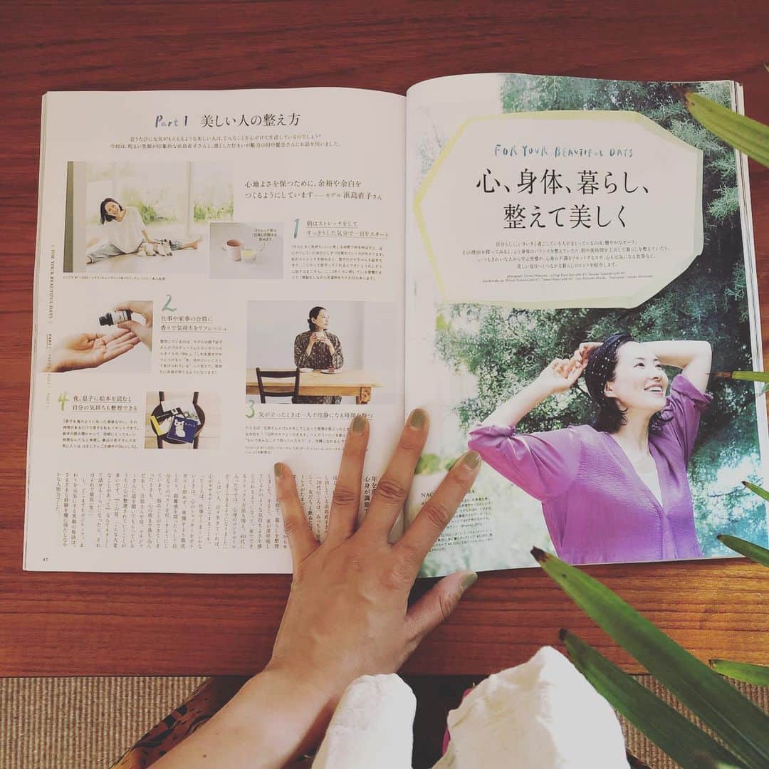 浜島直子さんのインスタグラム写真 - (浜島直子Instagram)「今発売中のリンネル8月号。 「心、身体、暮らし、整えて美しく」のページに出させていただいています。 ピピちゃんと一緒にストレッチしたり、のりちゃんのアロマを嗅いだり。( @noriko_morishita_ )  スッキリと環境が整うと、ファッションでとりつくろって誤魔化そうとすることがなくなり、より洗練されていくような気がします。(そうなりたい😂！) ・ #リンネル #リンネル8月号 #付録もすんばらすぃ #ひんやり北欧風デザインの保冷バッグ３点セット  #可愛いペットボトルホルダー探してたから #めちゃ嬉しい😍」6月22日 10時51分 - hamaji_0912