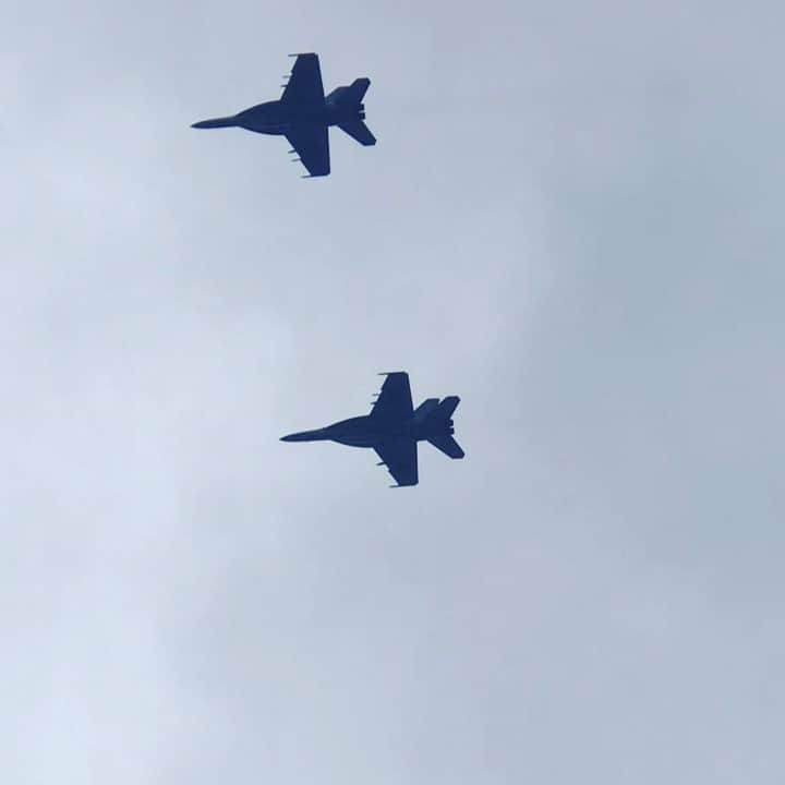 キャロル・アン・ワッツのインスタグラム：「My brother’s flyover at the College World Series!! ⚾️ @dhwatts  ___ #collegeworldseries #cws #omaha #baseball #nebraska #f18 #superhornet #navy #fighterpilot #epic #badass #brother #family #homeofthebrave」