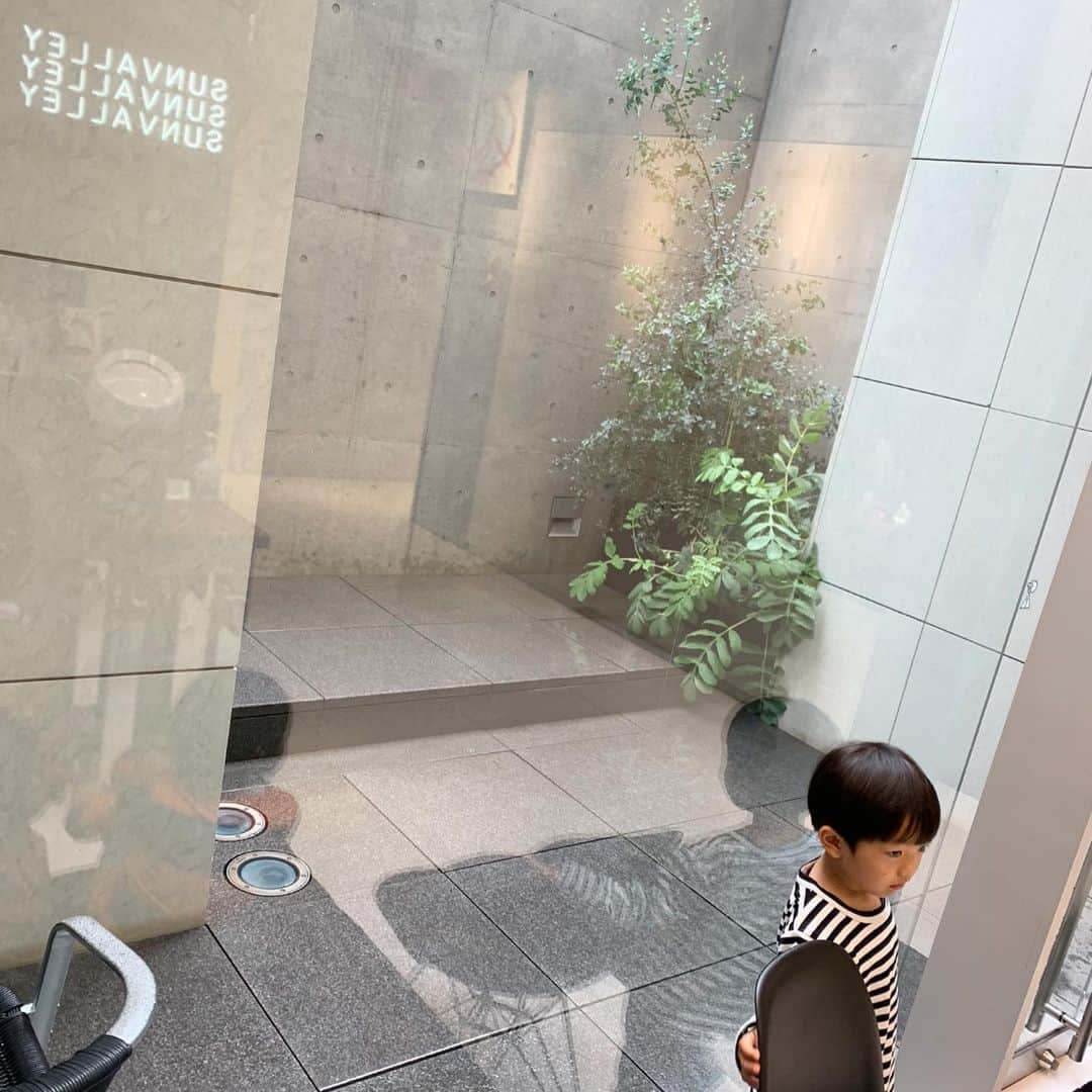 亀恭子のインスタグラム：「少し前のこと。 . . . 雨の土曜日。 親子で @mitsuteru_asahi さんに、髪を切ってもらいました。 . . 息子は「てるちゃん」と呼んで 友達のようですが、 てるちゃん。にカットしてもらうの なかなか贅沢な時間だよ… ^ ^ . . #sunvalley #saturday #rainyday #今週末は雨かな」