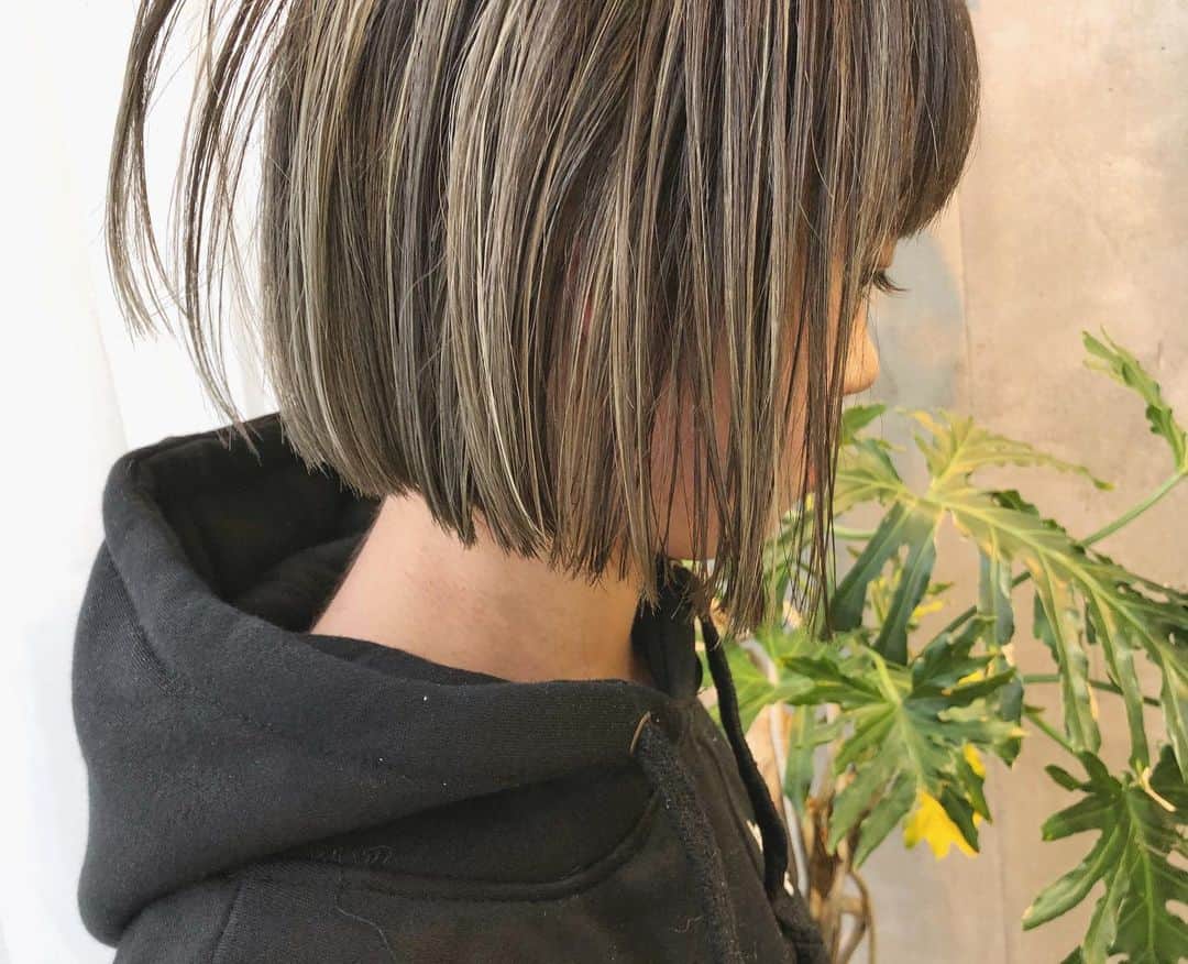 カワシリアツシのインスタグラム：「ボブにハイライト🌿 ・ ・ ・ ・ブリーチの回数がわからない。 ・値段が気になる。 ・ダメージが心配。など なんでもご気軽にご相談ください😊 ・ ご予約やご相談はURLもしくはDM・LINEにて待ちしております🙆‍♂️ ・ ・ ・ ご予約はトップページURLをクリック😊 もしくはDMください✉️ ・ ネットで×になってても お取りできるお時間もございますので、 ご気軽にご相談ください🙆‍♂️ ・  #アディクシー #イルミナカラー  #外国人風カラー #ミニボブ #切りっぱなしボブ #ハイライト #外ハネ #グラデーション #外国人風 #ポートレート #美容室 #美容院 #美容学生 #撮影 #東京 #渋谷  #ショートヘア #グレージュ  #ブルージュ #ブリーチ #portrait #フィルムカメラ #hairstyle #ショートカット #haircolor #ハイトーン #데일리룩 #时尚 #แฟชั่น#デジキュア」