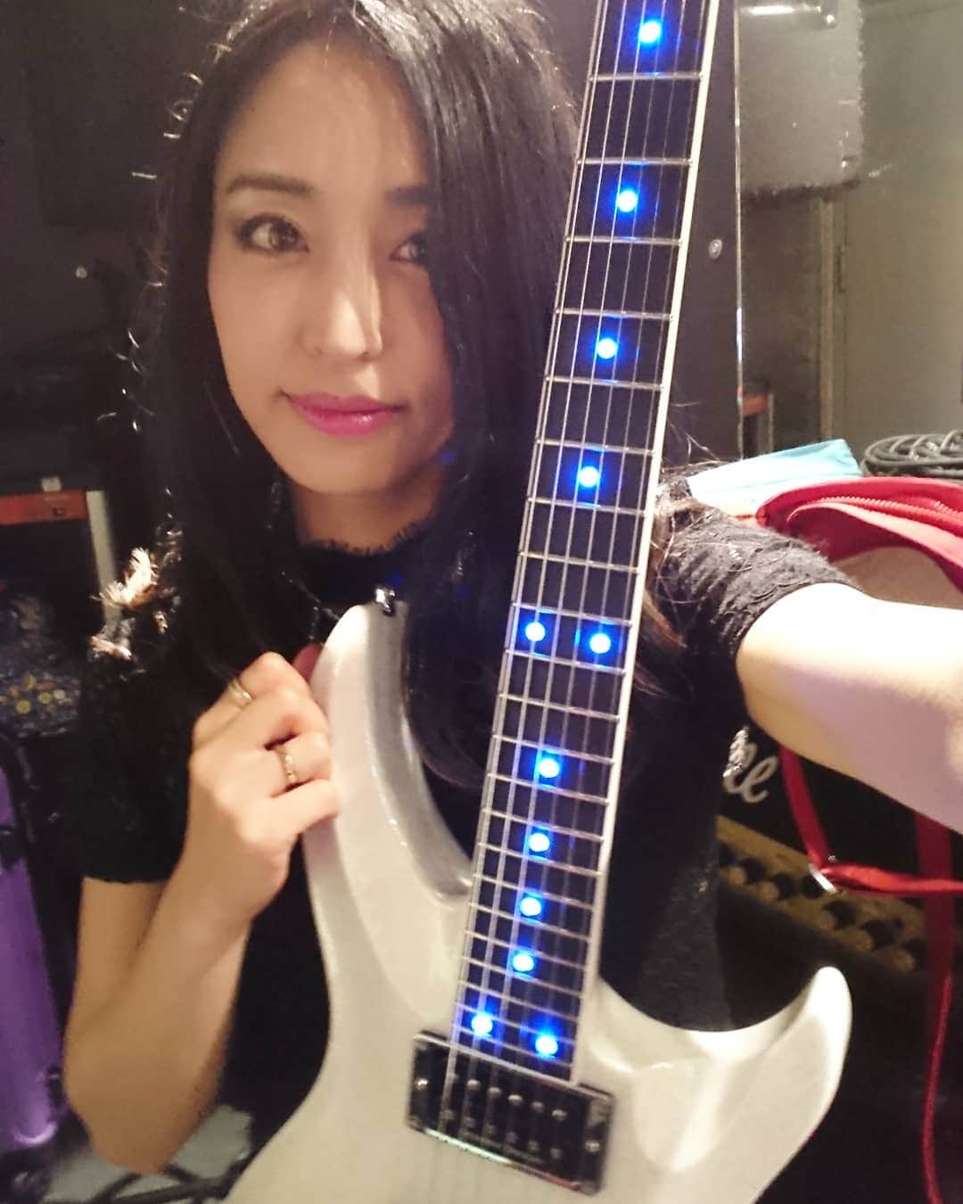 のインスタグラム：「美女と野獣と金髪ツアー始まりました！ 昨日は福山Music Factoryありがとう！ 皆さんツアー最後までよろしくお願いします🤘🏻 Beauty, Beast and the Blond Tour have started! Thank you for coming to the gig in Fukuyama!  #D_Drive #yuki #美女と野獣と金髪  #esp #ledlights #guitar #japan #guitarplayer #ギター #ゆき #selfie」