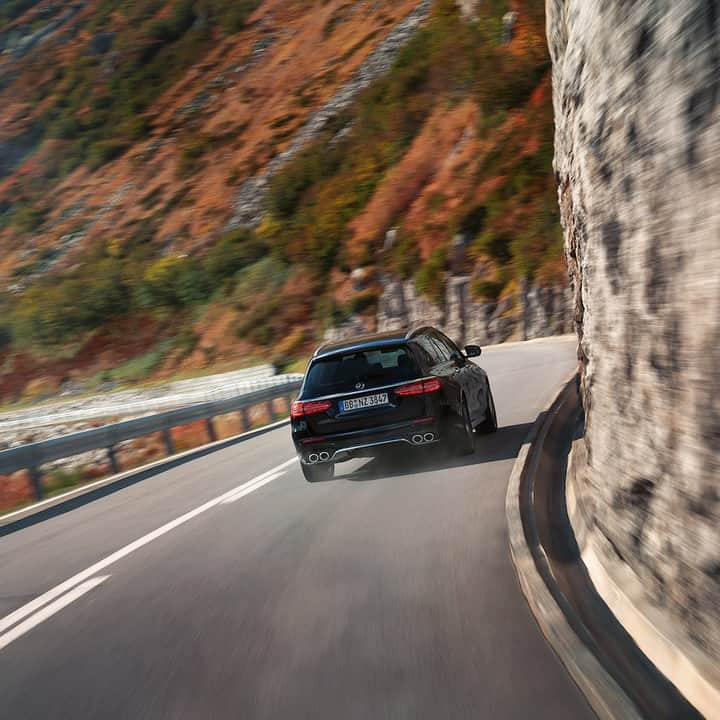 メルセデス・ベンツさんのインスタグラム写真 - (メルセデス・ベンツInstagram)「Conquers the next road curve. 🌟 📸: @ranier_fernandez_photography for #MBsocialcar [Mercedes-AMG E 53 4MATIC+ T-Modell | Kraftstoffverbrauch kombiniert: 8,9–8,7 l/100 km | CO₂-Emissionen kombiniert: 203–200 g/km | mb4.me/nefz] . #Mercedes #MercedesAMG #AMG #amazingcars #InstaCar #carsofinstagram #DrivingPerformance #E53T #mountainpass」6月22日 11時00分 - mercedesbenz