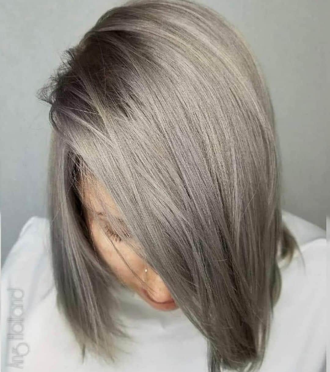 CosmoProf Beautyさんのインスタグラム写真 - (CosmoProf BeautyInstagram)「Our Silver Hair #hairoftheday goes to @myhairbyangholland for this stone cold fox, lifted with @joico lightener and toned with @schwarzkopfusa color using @crickettools --- 👇 Rules Below!👇 1️⃣Tag your photo #SilverHOTD #cosmoprofbeauty #licensedtocreate 2️⃣Post a photo of your hair color against an uncluttered background 3️⃣Mention any products used to color or style the hair --- #repost #myhairbyangholland #silverhaircolor #slaythatsilver」6月22日 11時00分 - cosmoprofbeauty