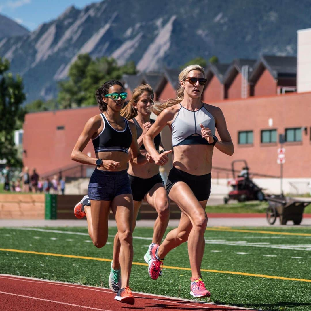 エマ・コバーンさんのインスタグラム写真 - (エマ・コバーンInstagram)「Just running laps, accumulating miles, and knocking out one of my best weeks of training yet. Thankful to have my buddies @aishapraughtleer & @corymcgeeruns pushing me along the way 😘😘 #teamworkmakesthedreamwork #workworkworkworkwork #likeaboss (pic @aricvhphoto )」6月22日 11時13分 - emmacoburn