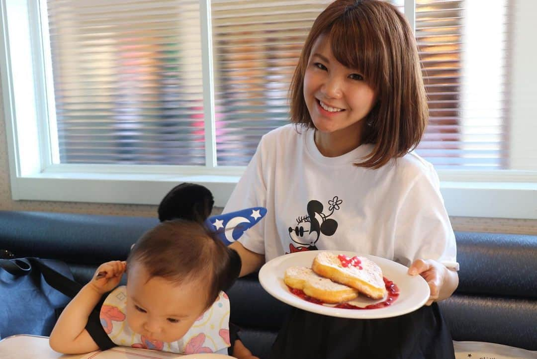 花田浩菜さんのインスタグラム写真 - (花田浩菜Instagram)「#子連れディズニー 記録👶 . . 年パスを持ってるまあみちゃん親子 @maami.hase とだったので、乗り物そんなに乗らない私でものんびり回ってくれて助かりました😂💕 ただお互い#1歳児連れ なので朝9時に集合して、朝からランドへ❤️（夕方には解散笑） #センターストリートコーヒーハウス でミッキー型の#フレンチトースト を食べてから活動開始😊 . . ここの#モーニング限定 のフレンチトースト、とっても気になっていたけれどとっても可愛かった〜💕 9時までご飯待てない👶には朝ごはんにもおにぎり定食食べさせてから行ったけれど、たくさん食べてた😂この方の食欲はこれからも増す一方なのかな？😊😊😊😊😊 . . 昔、私が幼稚園とか小学生の時、 毎年母と2人でディズニーランドに行ってたのですが、朝入ったらこのセンターストリートコーヒーハウスでミッキー型のパンケーキを食べるのが恒例で今でも覚えているお店🥞 今はパンケーキはもうなかったけれど、今時の可愛いメニューやおちびにはシールももらえたり❤️夢の国は今でも夢の国で嬉しい母でした😊 おちび2人の絡みが可愛すぎる💕 . . #1歳8ヶ月 #1歳9ヶ月 #東京ディズニーランド #ディズニーランド #ディズニーグルメ #ディズニーフード #ミッキー #ディズニー好きな人と繋がりたい  #ベビーカーOK #子連れランチ #赤ちゃんのいる生活 #男の子ママ #ママライフ #ig_oyabakabu #happy #happydays」6月22日 11時09分 - hanadahirona