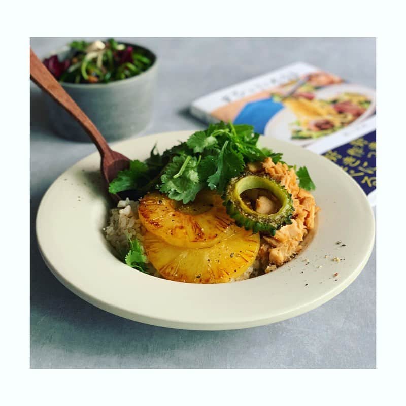 市橋有里のインスタグラム：「これぞ #ひとりじめ飯 ‼️ パイナップル🍍をご飯と合わせるのが苦手な人もいるので、ひとり飯の時にもピッタリ✨ゴーヤ、パイナップル、パクチーで夏感でますねw私はハワイで食べた玄米丼が美味しかってのを思い出して、玄米と合わせてみました♪ うまっ😋 ・ #ひとりじめ飯  #夏飯 #小料理屋あり  #おうちごはん  #cooking #instafood」