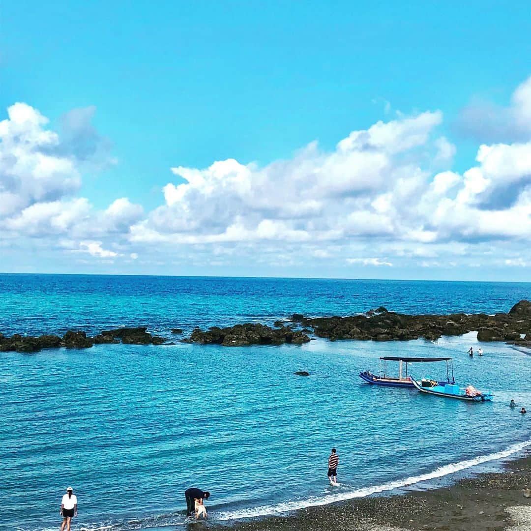 フィガロジャポンさんのインスタグラム写真 - (フィガロジャポンInstagram)「台東県・富山漁港にほど近いビーチ。台東周辺は海水浴場に適したビーチが少ないそうで、地元の子どもたちも遊びに来る貴重な穴場スポット。フィガロ最新号8月号の台東取材班からのおススメスポットです！  #台湾旅行 #台湾 #バカンス #フィガロ #figarojapon 編集KIM」6月22日 11時17分 - madamefigarojapon