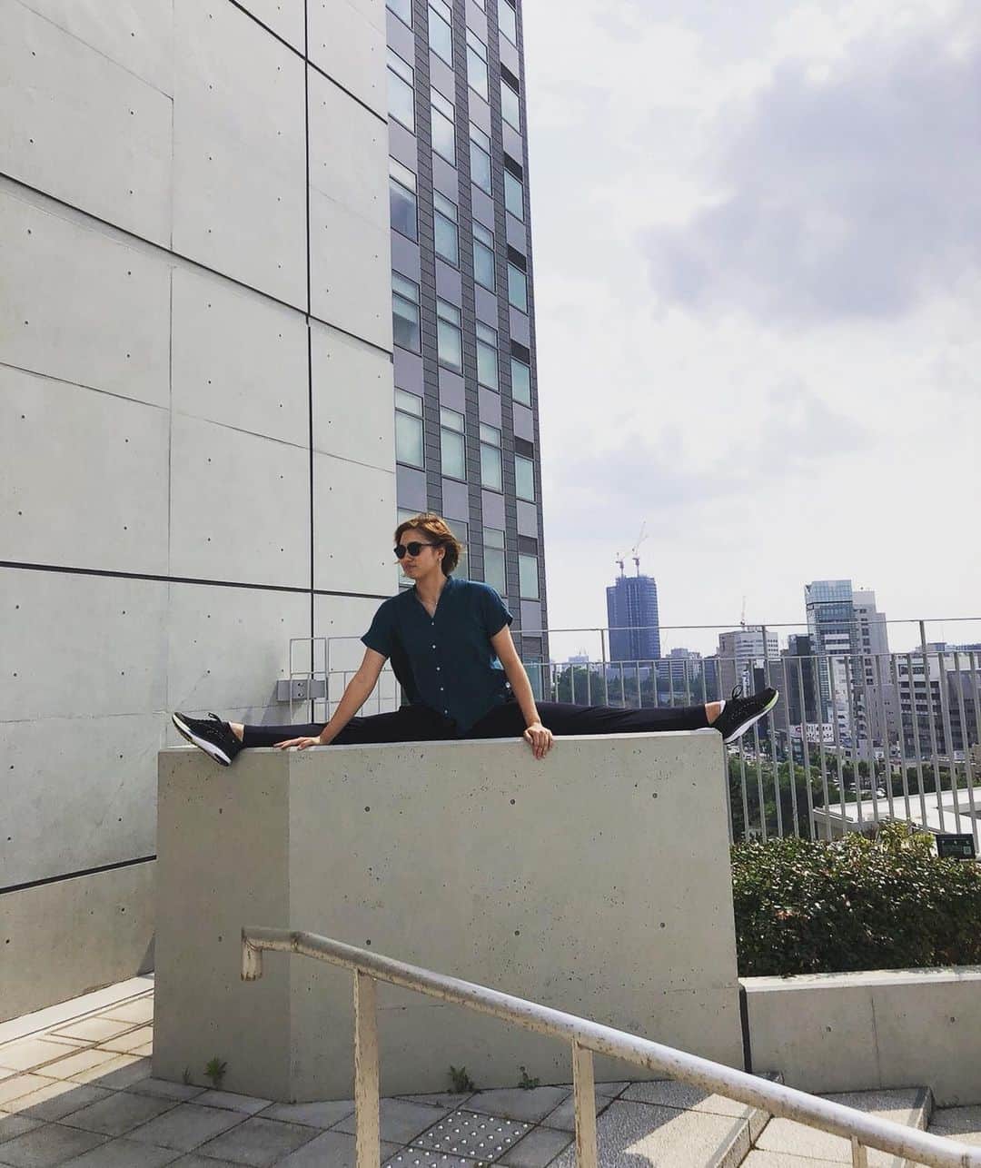 ベネット・マヤのインスタグラム：「Just admiring the view🌇  #gymnastics #hoseiuniversity #view #splits」