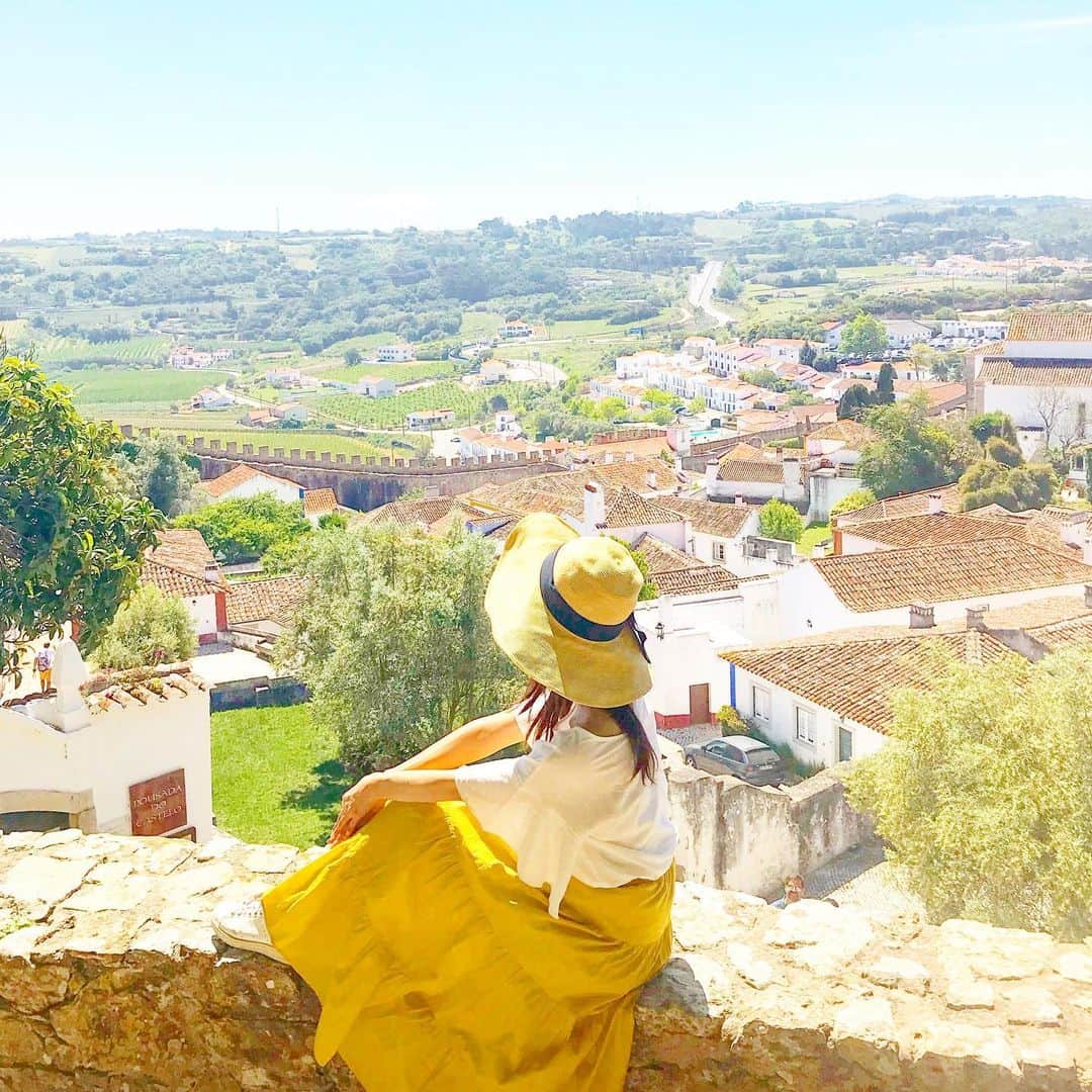 のインスタグラム：「* オビドスの街も緑とオレンジ屋根が絶景で🏡 高所恐怖症だけど皆普通に座って撮ってたから あれいけっかなぁと震えながらも座ってみた らやっぱり怖いやなかいかーーい👷‍♂️ #高所恐怖show」