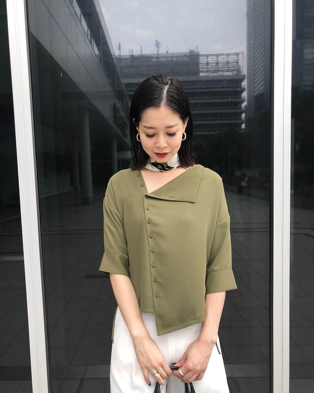 のインスタグラム：「. 【NEW ARRIVAL】 . ASYMMETRY DOLMAN BLOUSE WHT / KHA / PNK ¥10,000 (taxin) . @aym__319  174㎝ . . 新宿店、心斎橋店、ZOZOTOWN限定アイテム💓 本日発売です！ . アシンメトリーでアメリらしいデザインの オフィスにもぴったりなブラウス✨ . 夏らしくショートパンツで合わせても可愛いです♩ パンツはSHEER LAYERED PANTSを 着用しております！ . 是非店頭でお試しくださいませ。 . . #ameri #amerivintage #tops #blouse #asymmetry #limited #fashion #code #codenate #shinjuku #lumine2」