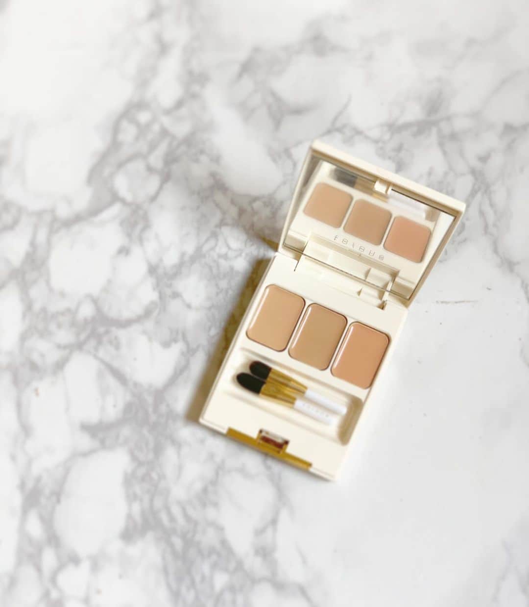 のインスタグラム：「Favorite concealer♡ ﻿ ﻿ お気に入りのコンシーラーを、紹介します♡﻿ ﻿ ﻿ Cosme kitchenで売ってる、﻿ toneのコンシーラー✨﻿ ﻿ ﻿ 青クマには、赤味のある一番右を﻿ 使っているよ♡﻿ ﻿ ﻿ 化粧直しも使ってます💓☻﻿」