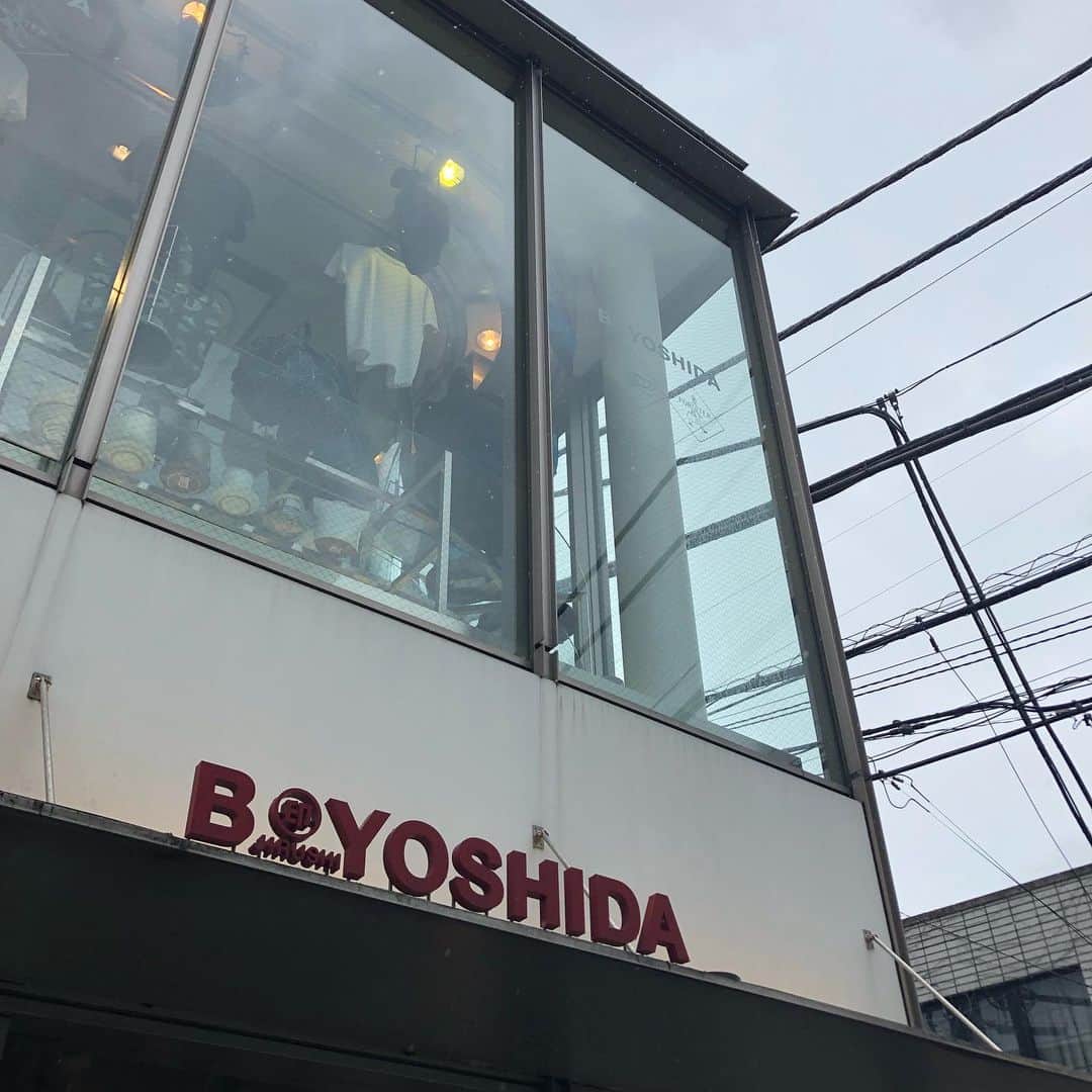 B JIRUSHI YOSHIDAさんのインスタグラム写真 - (B JIRUSHI YOSHIDAInstagram)「おはようございます。 只今代官山地区の天候は雨。 本日の最高気温は24℃の予報です。 先程から雨がぱらつき始めております。 期間限定で開催中の“JAM HOME MADE POP UP SHOP in B JIRUSHI YOSHIDA DAIKANYAMA”も残り3日。通常取り扱いのないアイテムをご覧頂くことができるまたとない機会となります。この期間に是非、代官山までお越しください。 では、本日も皆様のご来店をお待ちしております。  #b印yoshida #bjirushiyoshida #beams #代官山 #daikanyama #다이칸야마 #빔즈 #빔스 #포터 #비지루시요시다」6月22日 11時33分 - bjirushiyoshida