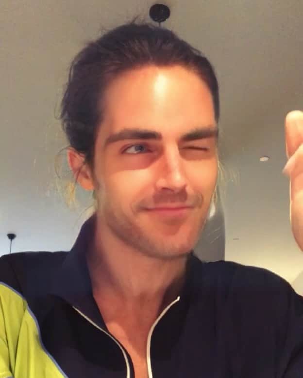 ヒラリー・ローダのインスタグラム：「felt cute, might delete later」