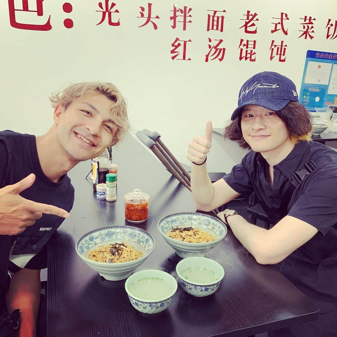 磯部寛之さんのインスタグラム写真 - (磯部寛之Instagram)「Hey Shanghai, you guys are fantastic. Thank you all so much for a wonderful night. I just couldn’t believe that it was the first time. We’ll be back soon. Having noodles in the morning with Ib, simple but very tasty. Yum. Hiro 上海、最高でした。素敵な夜を本当にどうもありがとう。とても初めての場所とは思えませんでした。必ずまた近いうちに戻ってきます。そして朝からリアドと麺を食す。シンプルだけど、めちゃうま。ひろ #alexandros #shanghai #noodles #yum #顔 #少し #ぱんぱん #良い夜 #の #証 #少し前 #に #酒 #解禁 #まじで #嬉しくて #泣いた」6月22日 11時43分 - hiro_isobe_alexandros