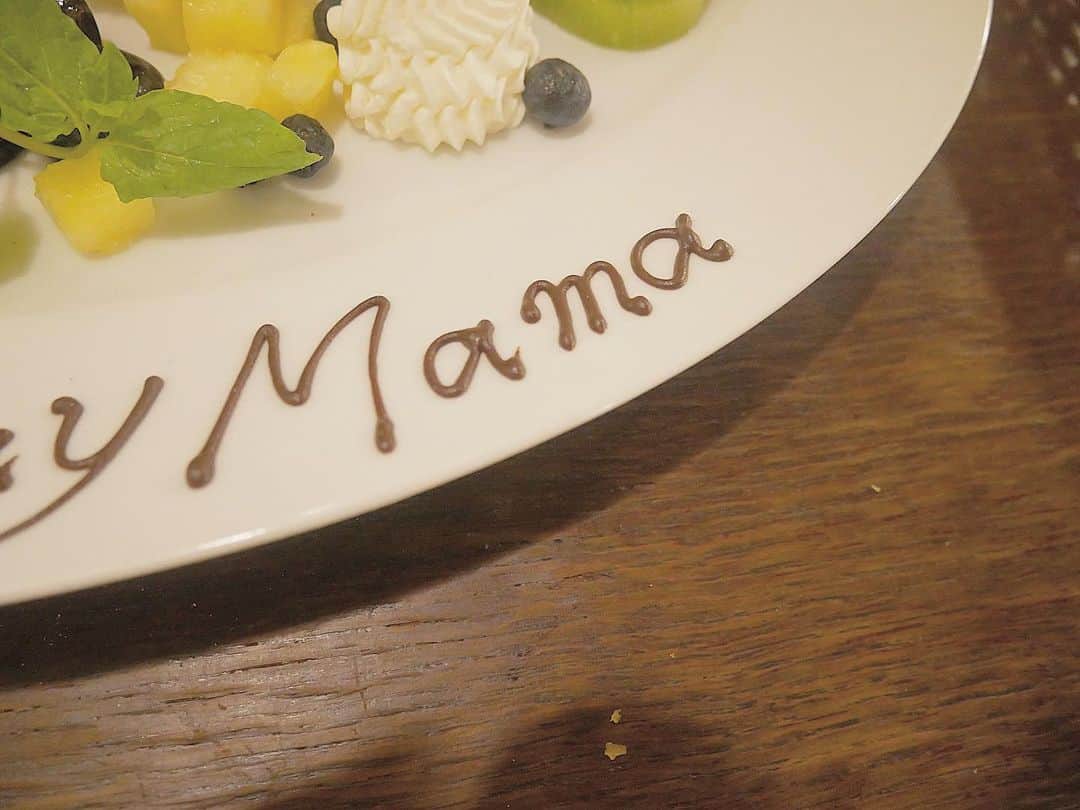 徳本夏恵（なちょす）さんのインスタグラム写真 - (徳本夏恵（なちょす）Instagram)「﻿ my mother's birthday﻿ ﻿ Love 💕 ﻿ ﻿ ﻿ ﻿ ﻿ ﻿ #happybirthday#mam#love#tokyo#誕生日#お祝い#バースデーケーキ#cafeシェノワ」6月22日 11時46分 - nachos_kimono