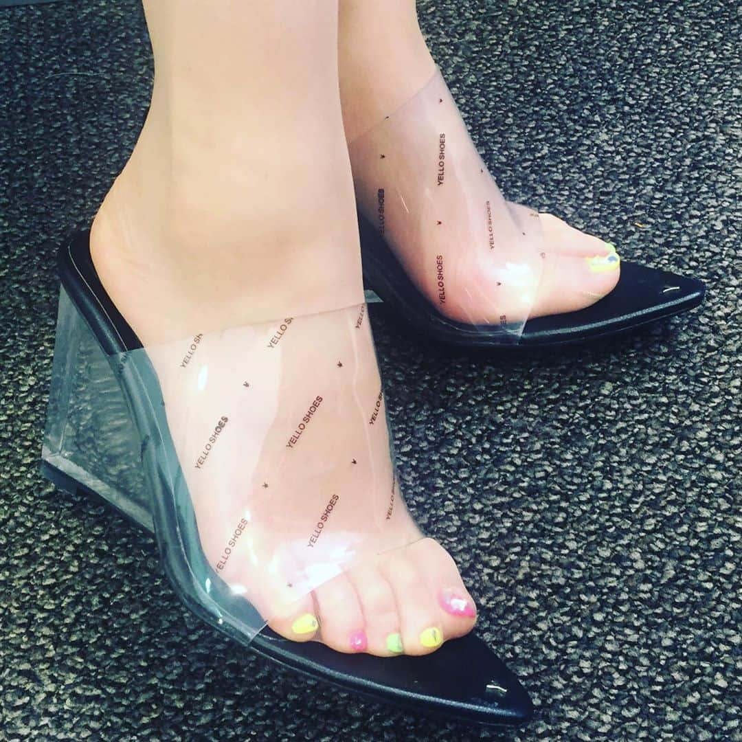 新山千春さんのインスタグラム写真 - (新山千春Instagram)「可愛すぎますって！👡 💜 . greenのサンダル 特に好き💜(*˘︶˘*).｡.:*♡ _____________________________________________________🌴 #art 好き🎨#chihuahua #dog 🐶  #mamafashion #Japaneseactress #casualcoordinate #denimcoordinate #makeup #model  #mama#mamastyle #Instagood #cooking #streetwear #mamacoordinate #hairarrange #streetfashion  #outfit #casualstyle  #outfitstyle #촬영 #粉我 #나를따르라  #fashionistas #dailylook #coodinate #新山千春  _____________________________________________🌴🌵🌴」6月22日 11時56分 - chiharuuu_0114