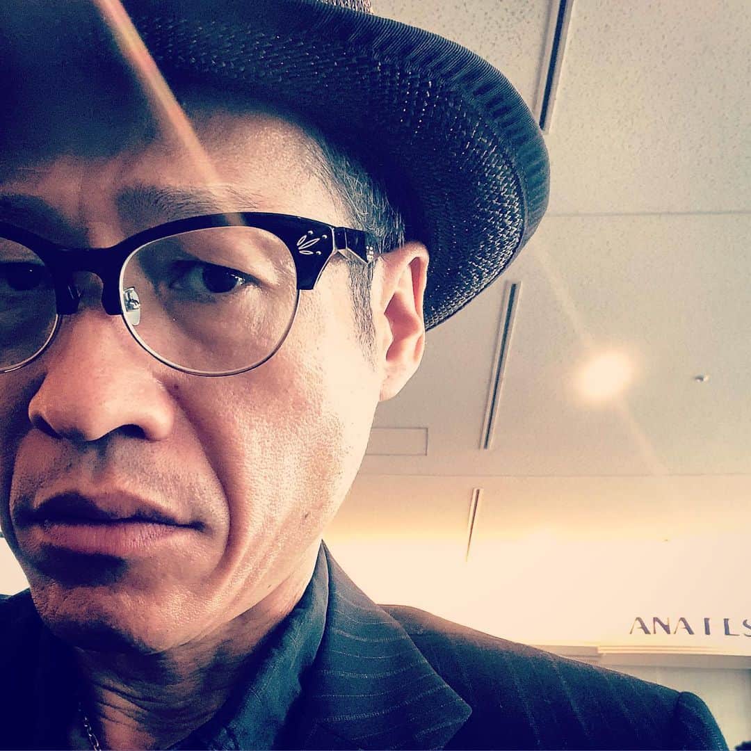 のインスタグラム：「さて、今から沖縄に向け飛びます。本日6/22は沖縄那覇スクラッチのイベントにて武藤昭平一人出演。22時頃の出番と聞いてます。物販として、ルーターによる私の手彫りの「阿弥陀様梵字」入り御守り念珠ブレスレット(¥4000)だけは持っていきます。お気軽にお声かけ下さい。#武藤昭平 #syoheimuto #念珠」