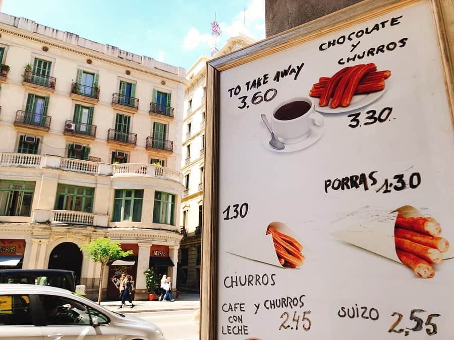 相知明日香さんのインスタグラム写真 - (相知明日香Instagram)「🇪🇸 | Barcelona | SPAIN スペインで食べたかった本場のチュロス💓 チョコレートソースにディップするのが主流みたいです😮 甘いのかな…と恐る恐る。。。 実際は少しの甘さに苦味もあって 最高でした❣️ 📸4枚目右は ガウディが手がけた建築物 "カサ・バトリョ" 📸4枚目左は プッチが手がけた建築物 "カサ・アマトリェール" 📸5枚目は モンタネールが手がけた "カラ・リェオ・イ・モレラ" グラシア通りを観光中に見れました🌞💜 . #あすかの旅スタinSPAIN #あすかの旅スタinSunPrincess #JTBSUNPRINCESSWORLDCRUISE2019 #SunPrincess #WorldCruise #Cruise #JTB #Barcelona#SPAIN#Travel#Traveler#Violinist#Artist#love#happy#churros#yummy#相知明日香#旅するヴァイオリニスト#旅#旅行#ヴァイオリン#音楽#サンプリンセス#クルーズ#スペイン#バルセロナ#🇪🇸#チュロス#美味しい」6月22日 11時48分 - asukalohappy