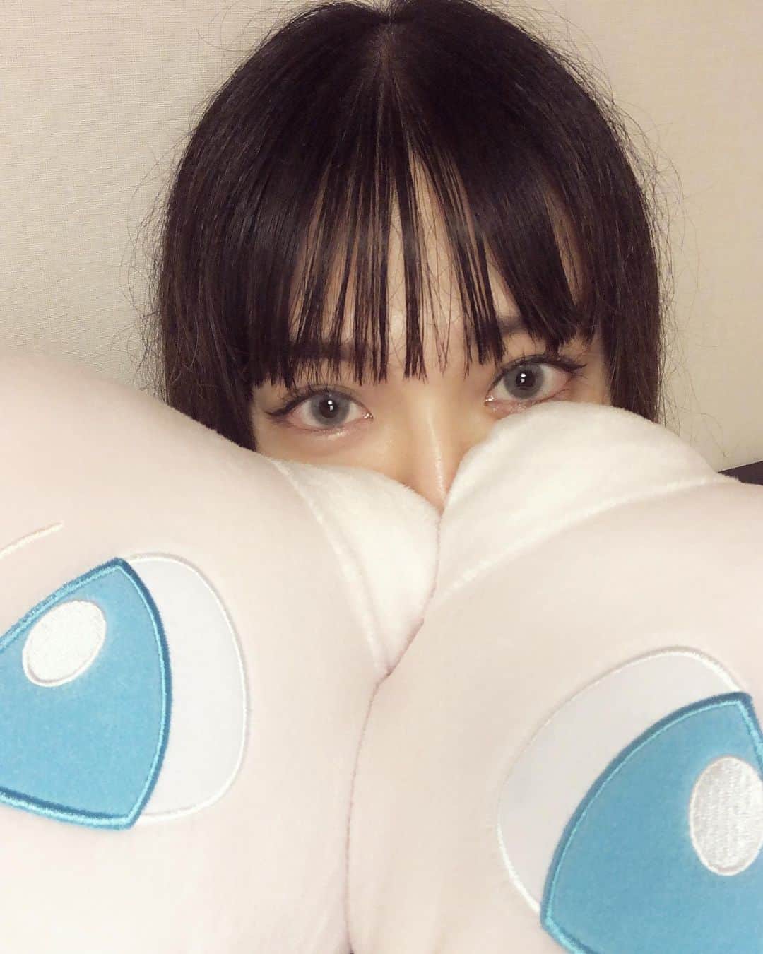 DJ mariennuのインスタグラム：「ミュウとミュウと湿気に負けた髪☔️ #pokemon  #ミュウ #かわいい #双子 #blueeyes」