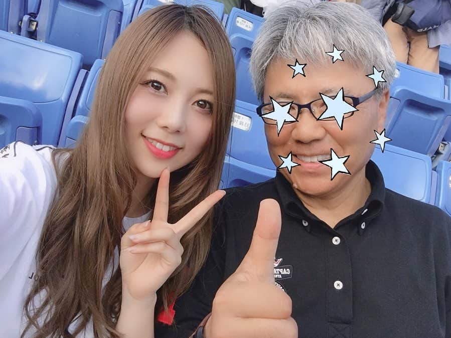西村季里子のインスタグラム：「・ 少し遅れた父の日孝行してる👨🏻‍🦰💐 行きたいとこ&やりたいことリストを送ってきて、 わたしがスケジュールを立てた😂🗓 毎年この時期は親とどこかに行くって決めて、 もう９年も続けてる😊✌🏻 きのうは ・サラダ食べたい ・タピオカのみたい って女子みたいなこと言うからびっくりしたけど 無事に果たせました🙏🏻 今日はこれから〜〜🍺🏭💨 #父の日#父の日プレゼント #父 #お父さん#父ちゃん#おとん#farther #サラダ#ランチ#タピオカ#女子か #野球観戦#神宮球場 #baseball#follow #followme」