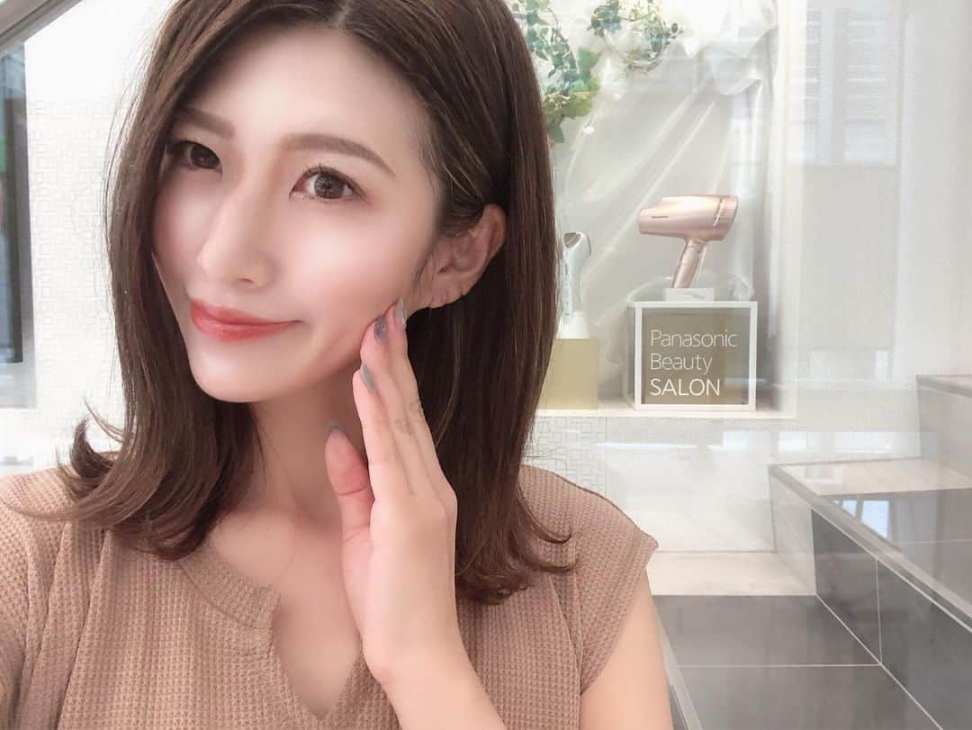 l.lily1013さんのインスタグラム写真 - (l.lily1013Instagram)「今日は朝から Panasonic Beauty  SALON 銀座で #朝活ビューティサロン に参加してきました☀️ ・ 朝の短時間でもしっかりスキンケアをしたほうがいい！と開かれている朝活✨ ・ 手塗りだけだと浸透しにくい美容成分を イオンエフェクターを使って 7分間のお手入れをしたよ✨ ・ ミルフィーユ状のラメラ構造の肌に隙間を作って 美容成分を浸透しやすくするという説明にも納得の モチモチ肌に😊 ・ ただパシャパシャやるだけではもったいない美容成分！ イオンエフェクターで効率良く浸透しやすくしてくれたのを実感できる体験でした✨ ・ モーニングも出てきて大満足の内容だったよ！ 詳細はこちらから https://panasonic.jp/face/ioneffector/event/201906.html ・ ・ #パナソニックビューティ #保湿 #パナソニックビューティ社外美容部 #PR」6月22日 12時04分 - l.lily1013