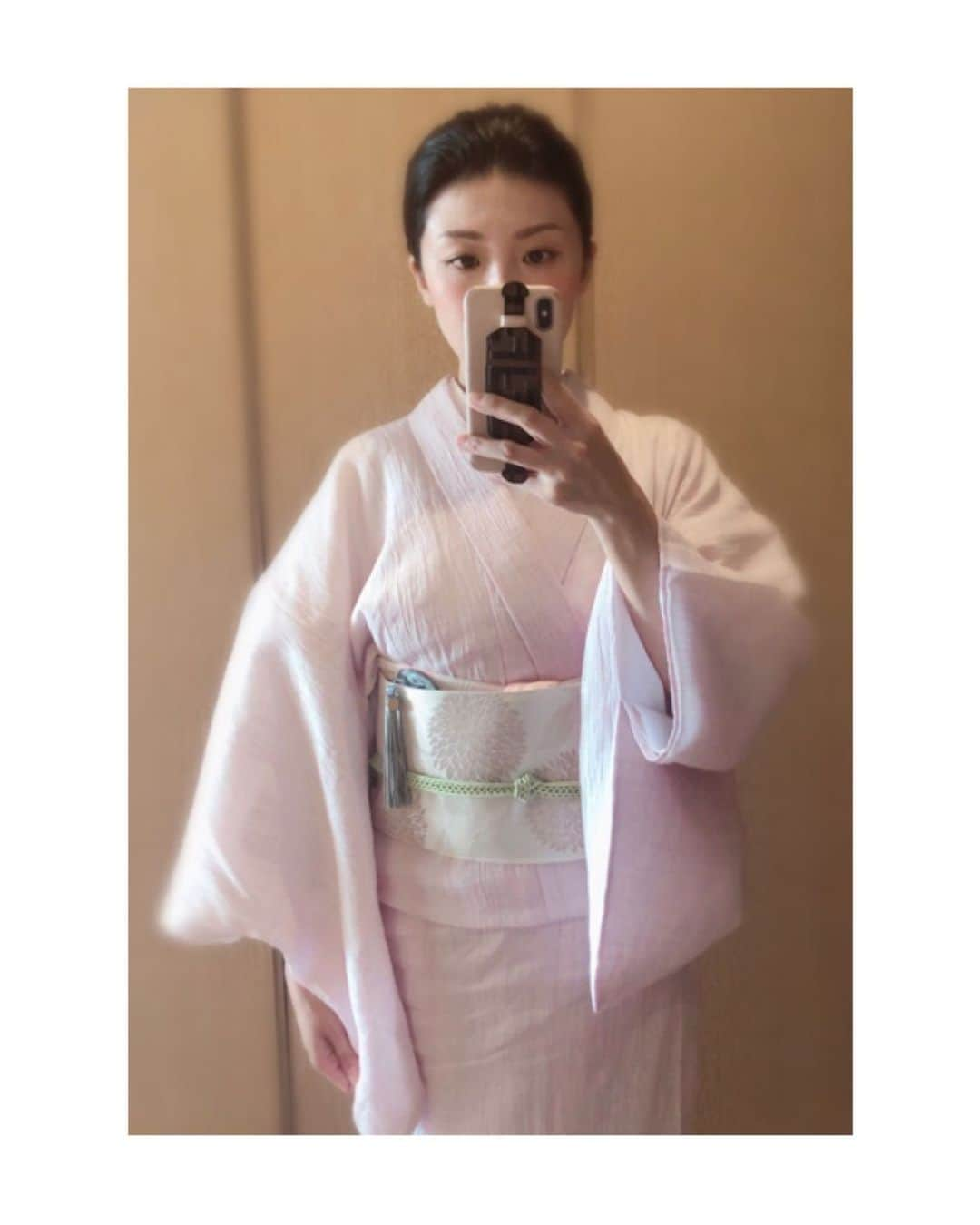 川村亜紀さんのインスタグラム写真 - (川村亜紀Instagram)「歌舞伎座へ。 柔らかいお色でまとめました。 この日は洋髪がうまく仕上がりご機嫌。和装のヘアセットも自分でしています。  #歌舞伎 をはじめ #お着物 や #日本の伝統 が長く守られ受け継がれますように。 #kimono #kimonocordinate #japanesekimono #japanesetradition #beautifultradition #lovekimono  #instakimono  #お着物 #お着物コーディネイト #日本の伝統 #守るべきもの #帯とお着物 #帯締めと帯揚げ #お草履とバッグ #組み合わせが楽しい #竹楊柳 #楊柳生地 #洗えるお着物 #着物屋くるり #亜紀の和装記録」6月22日 12時06分 - _aki1015_