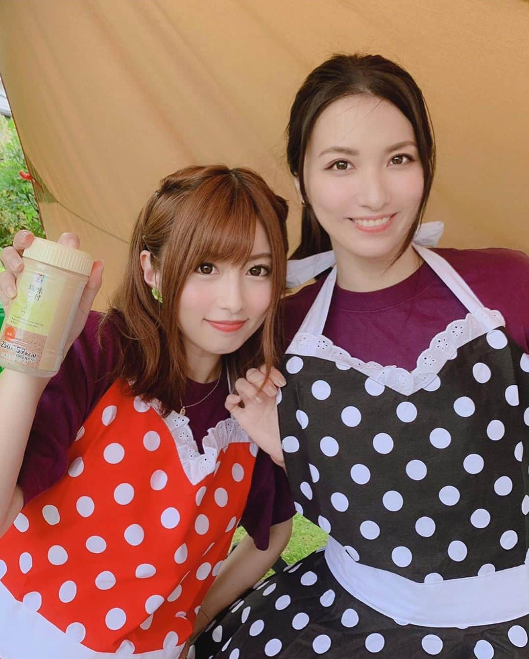 成瀬心美さんのインスタグラム写真 - (成瀬心美Instagram)「🍳 . . さてさて 昨日のロケの続き✨ . . 海で潮干狩りしたアサリで let's cook😍 . . 今回はレイチェルの 雑誌の連載 "戸田れいのキャンプ女子になりたい！" だったのです！！ . . なので海の後は 千葉県某所の戸田家(実家 にお邪魔しまして！笑 (やっとお母様にご挨拶できた❤️ . . お庭にテントを張って 今話題のメスティンという道具で 色々な料理をしました☺️ . . メスティン初めて使ったけど 優秀でございました！！ . . 最近キャンプに憧れていた私は 潮干狩り同様 テンションがあがりにあがって 本当に楽しかった✨ . お買い物行ったり 喋りながらお料理して なんとお酒まで！！笑 . ここは天国かッッッ . って心の中で 何度叫んだかわからん。笑 . . レイチェルも普段一人で やっている撮影だったから！と 一緒に楽しんでくれて 本当に幸せな撮影だった！ . . そしてとれたてのあさりさんは すっっっごく味が濃くて 美味しかったーーー😭 . 何かもう超楽しかったです😭笑 . . 来月のスケジュールも 空けておきます🙋‍♀️笑 . . さて今回は 雑誌はもちろん 動画も撮ってたので 発売楽しみにしていてくださいね！ . . 8/7発売の EX MAX Specialさんに 掲載予定です！ しくよろーーーーー😘 . チェキ応募するんだよ！(ｺｿ . . #cook #happy #friend #work #キャンプ #キャンプ飯 #メスティン #テント #instapic #instagram #instagood #followｍe #戸田さん #らぶみ #こうしてお仕事 #一緒に出来るの #本当に幸せだよ」6月22日 12時02分 - coco3ndazo