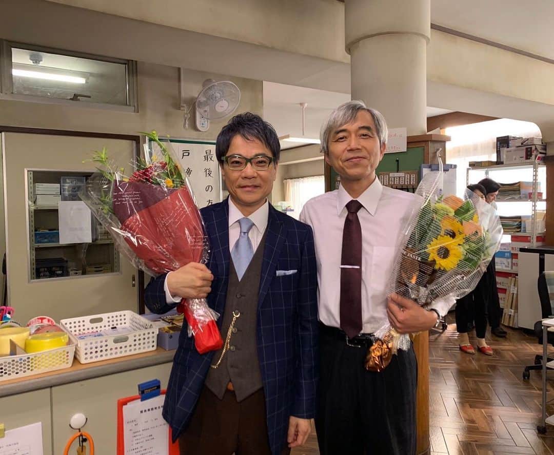 のインスタグラム：「校長先生役、いとうせいこうさんと、矢野先生役、小市慢太郎さんのオールアップ時にパチリ📸 校長をおとしいれようとした矢野先生😤 最終回、二人は仲直りし、建設的な関係を築けるのでしょうか⁉️ #いとうせいこう #小市慢太郎 #俺スカ #俺のスカートどこ行った #今夜１０時最終回」