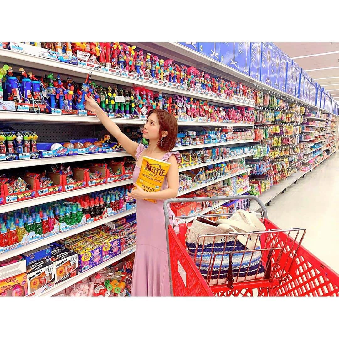 小島みなみさんのインスタグラム写真 - (小島みなみInstagram)「. . 海外のスーパーって 可愛いくてスキ🧸🎀 . . . #グアム #カレンダー撮影 #guam #supermarket #kマート」6月22日 12時14分 - kojima_minami_373