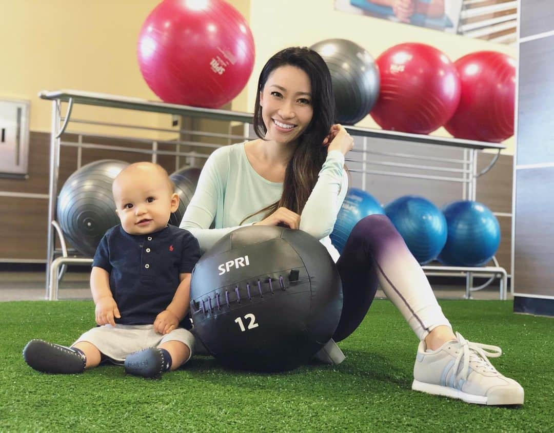 春名愛海さんのインスタグラム写真 - (春名愛海Instagram)「Who’s heavier? Leo or this ball 🤔 Actually he weighs over 23lbs and I’m so proud of myself that I can still hold him up 👶🏻❤️ So glad @24hourfitness has kids club so I can go to gym with Leo 😆 れおくん10キロ超えてだっこがどんどん過酷になってきてる今日この頃です🤦🏻‍♀️ #24hourfitness は1回千円せずにキッズクラブに預けられるというなんともママに優しいジム😭❤️ . . . #fitsquad24 #fitness #postpartum #postpartumdiet #sponsored  #ファッション #时尚 #패션  #workout #japanese  #gymtime #boymom #happy #lalife #healthy #momlife #赤ちゃんのいる生活 #ロサンゼルス #カリフォルニア #ママスタ #子育てぐらむ #海外生活  #ママリ  #ママライフ #gym #gymwear #ジム #産後 #男の子ママ #24hourfitness」6月22日 12時14分 - amiharuna