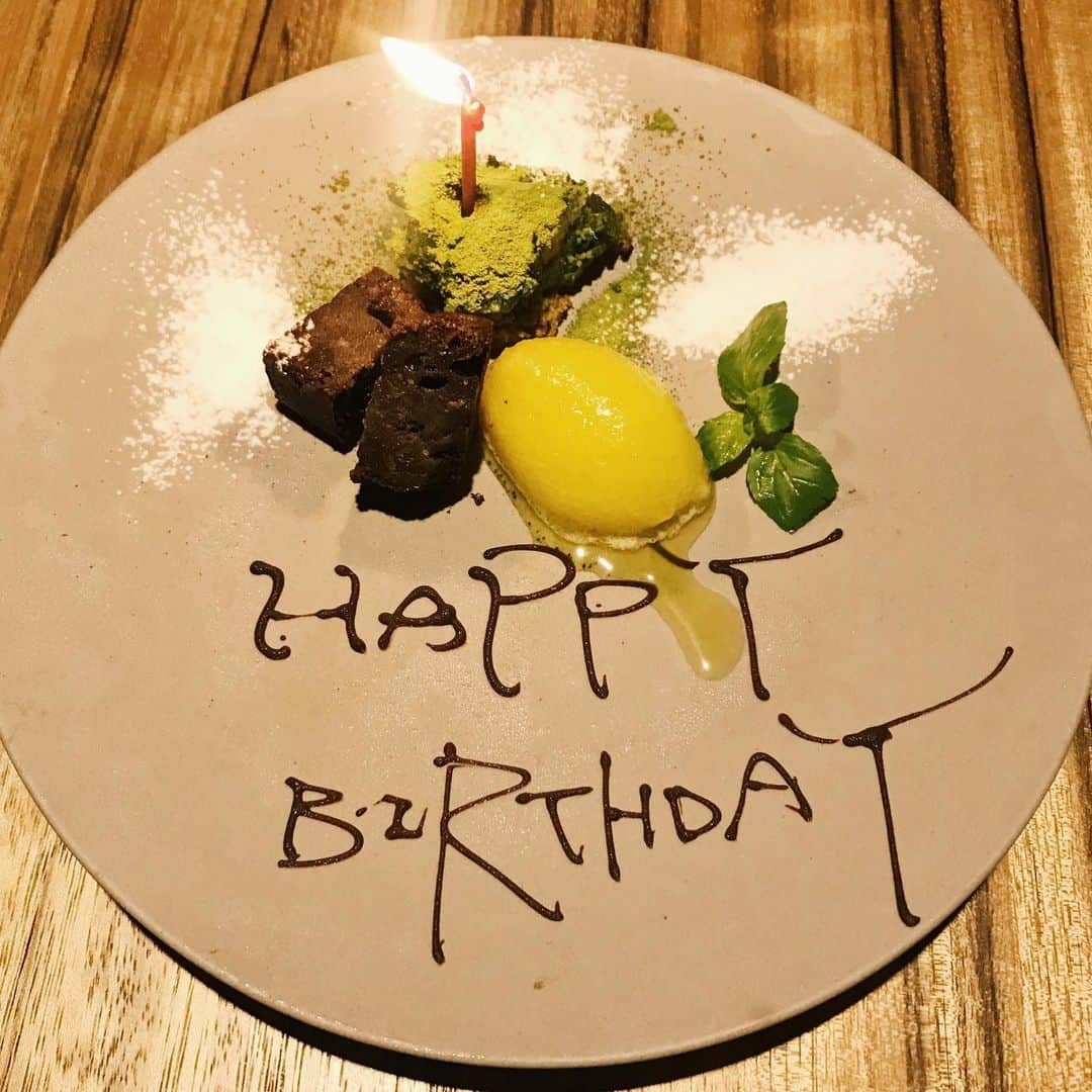 Eri Koyamaさんのインスタグラム写真 - (Eri KoyamaInstagram)「. 昨日で28歳になりました🤟🏻 あっちゅーま〜🙄🤣笑 . 素敵な空間と素敵なお皿に盛り付けられたご飯、、 ここぜーーーんぶ美味しかったし、 男性スタッフさんたちも気さくな ジェントルマンて感じで心地良かった😌🌿 . #thankyou」6月22日 12時07分 - 6ri___k