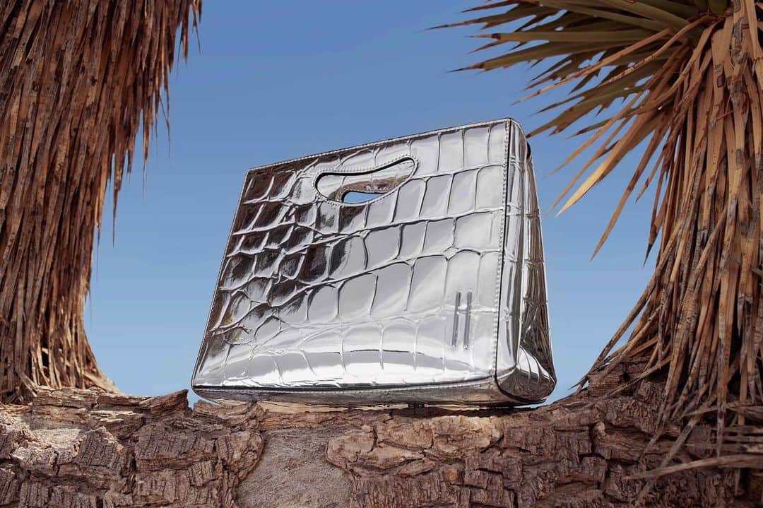 Bergdorf Goodmanさんのインスタグラム写真 - (Bergdorf GoodmanInstagram)「MAJOR METALLIC ✨ Let @haywardluxury’s croc-embossed clutch bag be your silver lining this season and beyond. Available now in store on the Main Floor and online at BG.com. #BGInTheBag」6月22日 12時08分 - bergdorfs