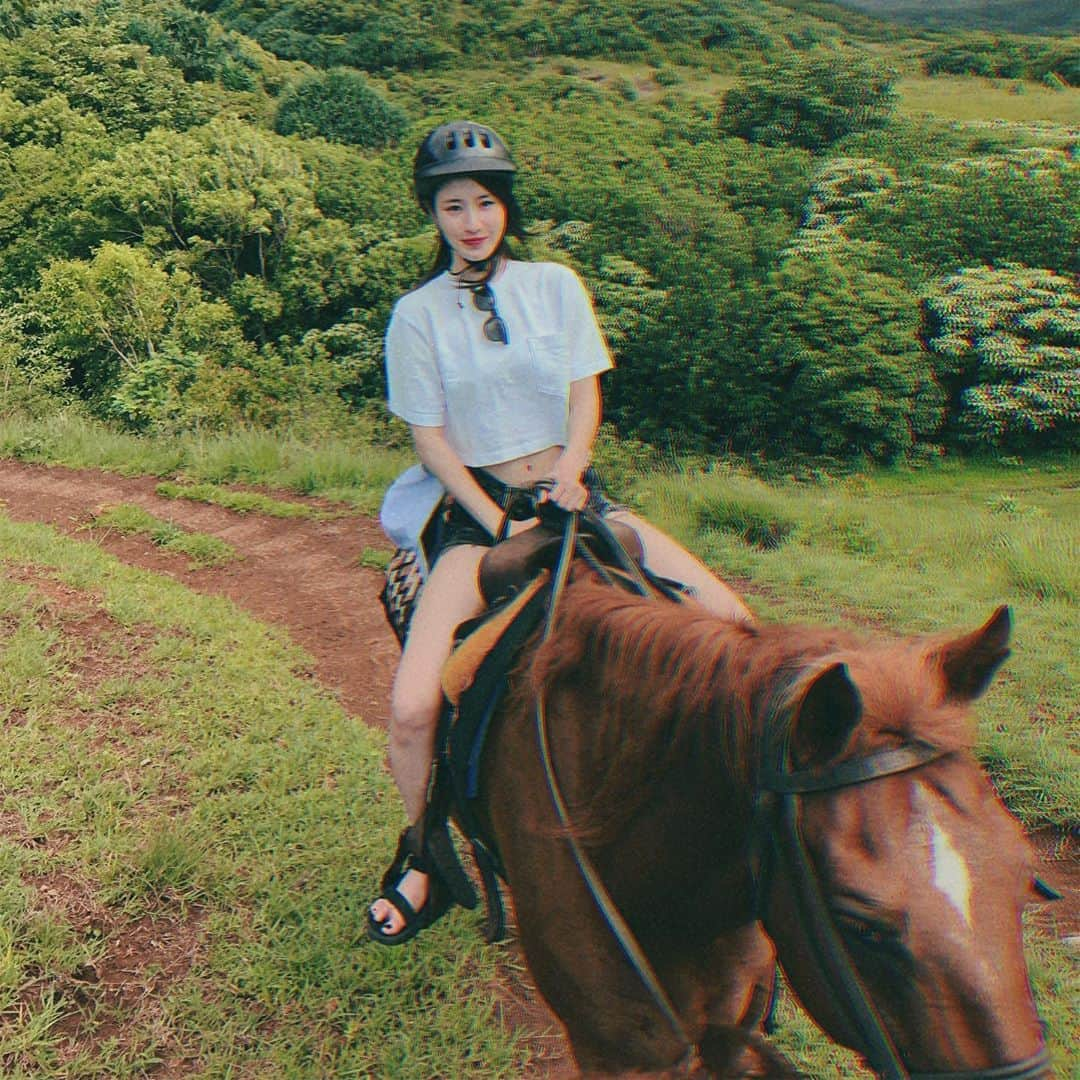 寒川綾奈さんのインスタグラム写真 - (寒川綾奈Instagram)「初乗馬。 事前に馬さんに草食べさせないでってアナウンスあって、食べさせない方法とか教わってたんだけど、私の馬だけ結局20回くらい草食べてた。 いきなり走りだすし、でも歩きはやる気ないし、めっちゃ大変な子だったけどむしろ愛しくなってた笑笑 笑ったのが、先生みたいなボスみたいな調教師みたいな人がいる時はちゃんと歩くんだけど、その人が他の人見に行った途端に歩く速度遅くなって止まって草食べに行くのね笑 人間と一緒やんてww 乗せてくれてありがとうね🐴  #乗馬 #乗馬ガール #horseriding #ハワイ #Hawaii」6月22日 12時10分 - sogawaayana