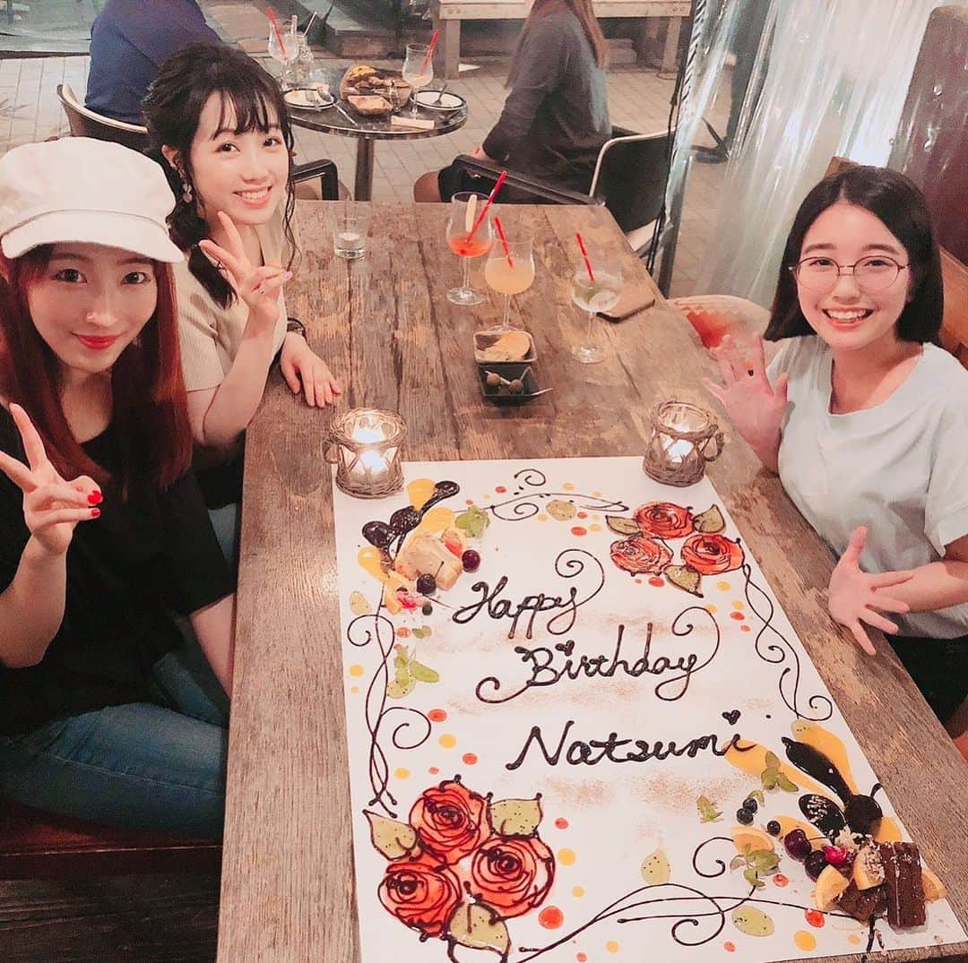 のインスタグラム：「なっぴーお誕生日おめでとう！  大好きなちよちーと、大好きななっぴーのお誕生日を祝えて嬉しかった。 素敵な2人に、いつもポジティブパワーもらってる〜〜」