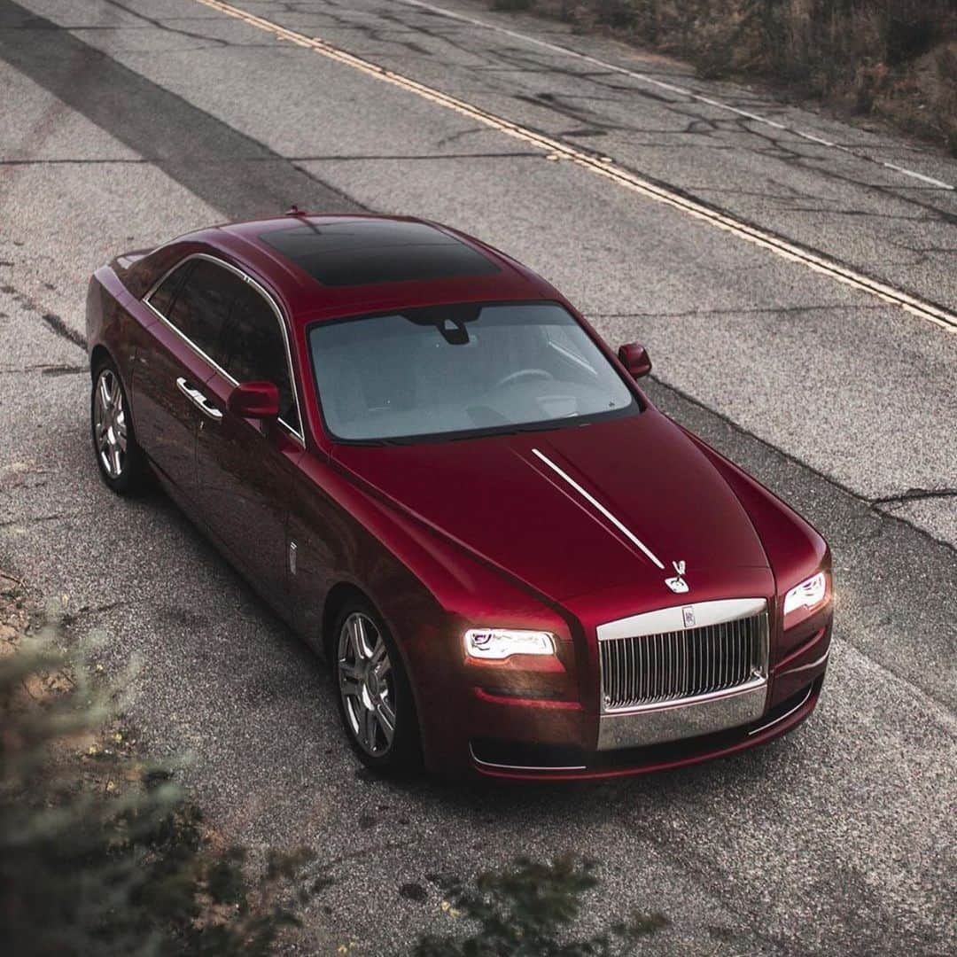 CarsWithoutLimitsさんのインスタグラム写真 - (CarsWithoutLimitsInstagram)「Can’t go wrong with a Rolls Royce 🍷 Photo @one.20th  #carswithoutlimits #rollsroyce #ghost #red」6月22日 12時17分 - carswithoutlimits