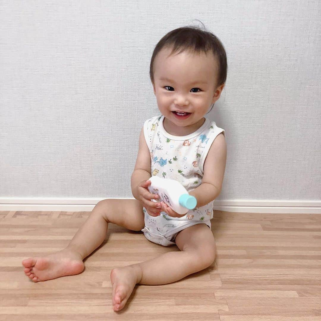 長谷川真美さんのインスタグラム写真 - (長谷川真美Instagram)「👶💕 ・ 今日も元気いーっぱい👼✨ #1歳5ヶ月💗 最近さらに笑顔が増えた気がする☺️✨ ・ たくさん汗をかくから 最近掻きむしってしまって ちょっと肌荒れが…😵💦 ・ #freiöl @freioil.jp の ベビー用の #ベビーオイル を 塗り塗りして早く治すぞ💕 ・ #フレイオイルがある生活 #freioil #ママライフ #男の子ママ #ママ #親バカ部 #はち成長記録」6月22日 12時23分 - maami.hase