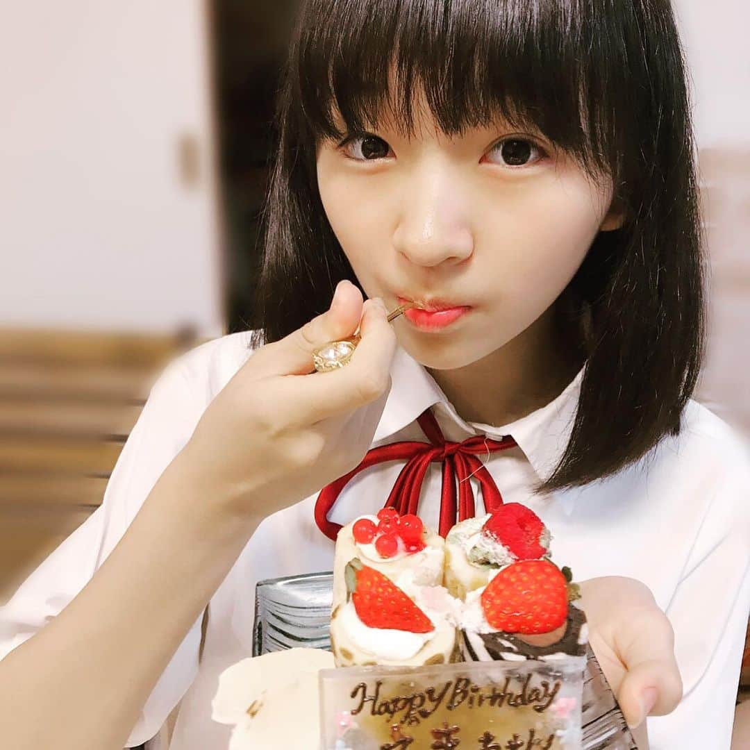 前野えまさんのインスタグラム写真 - (前野えまInstagram)「今年の誕生日ケーキ🎂 ロールケーキタワー‼️ 家族からの嬉しいサプライズ🎊  #お誕生日  #誕生日ケーキ  #16歳  #fjk  #ロールケーキ #タワーケーキ」6月22日 12時18分 - maeno_ema