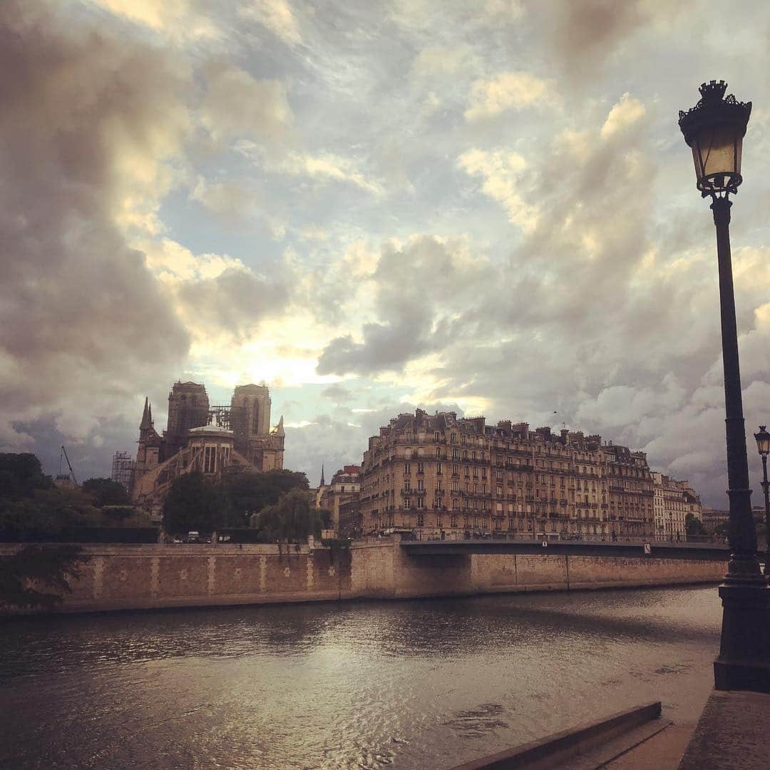 マイケル・グラント・テリーのインスタグラム：「Happy Anniversary to my sweetness @utah_gimmetwo Spending it in Paris with you and the boys is the best gift I could ever ask for. And maybe some duck breast. And croissants. And bread. And cheese. And cheese. And charcuterie. And radishes with butter. And, oh- I know! Wine. #love」