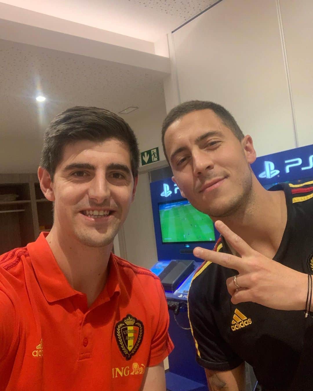 のインスタグラム：「Bienvenido al mejor club del mundo!!! ⚪️⚪️ @hazardeden_10 @realmadrid」