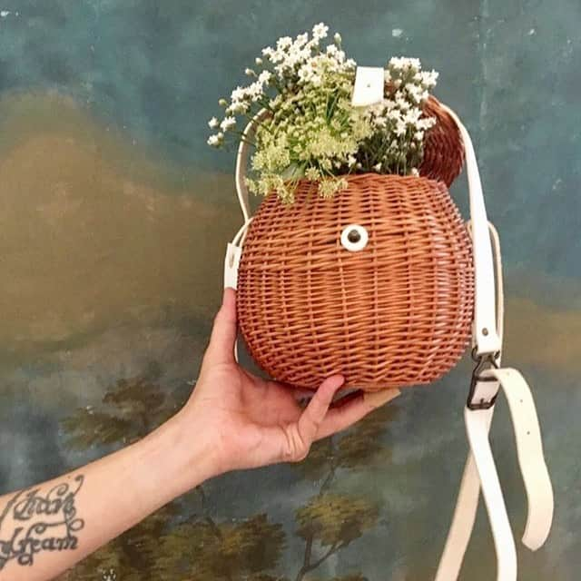 ロサモサさんのインスタグラム写真 - (ロサモサInstagram)「rosa mosa basket ball bag @thecloister.milano ~ #milano #milanfashion #milanfashionweek #basketbag #basket #rosamosa #contemporarystyle #nostalgia」6月8日 5時13分 - rosamosavienna