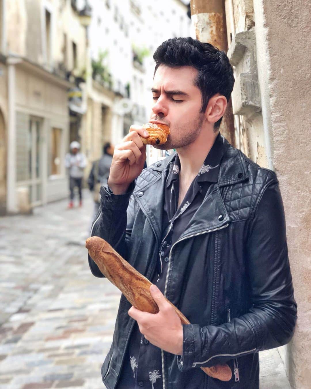 ブレンダン・ロビンソンさんのインスタグラム写真 - (ブレンダン・ロビンソンInstagram)「Eating my way through #Paris... the ONLY way 😋🇫🇷😍 . . . #French #food #croissant #baguette #perfection」6月8日 3時42分 - brendanrobinson
