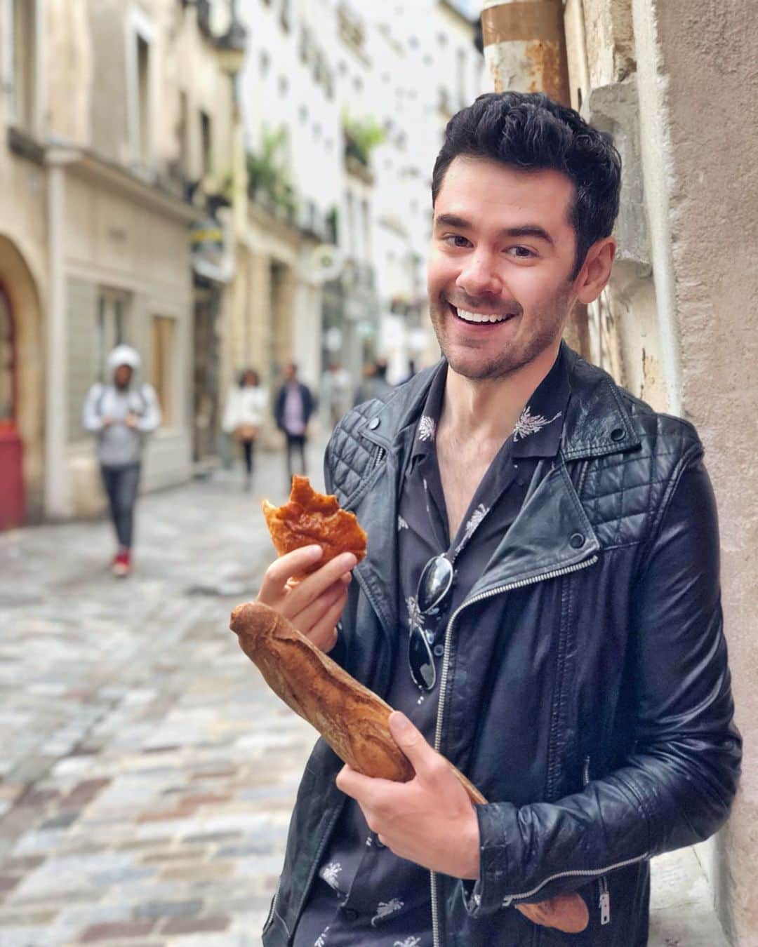 ブレンダン・ロビンソンさんのインスタグラム写真 - (ブレンダン・ロビンソンInstagram)「Eating my way through #Paris... the ONLY way 😋🇫🇷😍 . . . #French #food #croissant #baguette #perfection」6月8日 3時42分 - brendanrobinson