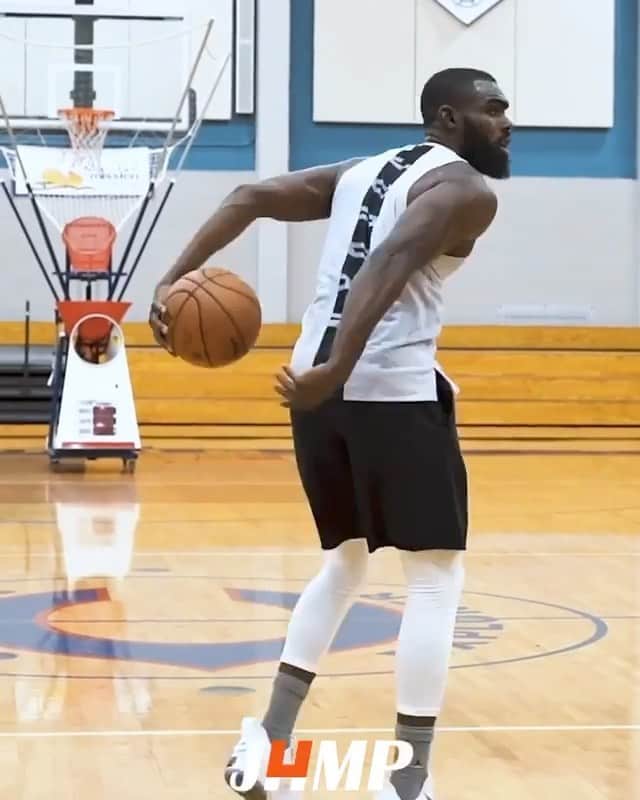 ティム・ハーダウェイ・ジュニアのインスタグラム：「DAMN it feels good to be back on the court! #OffSzn19 😤」
