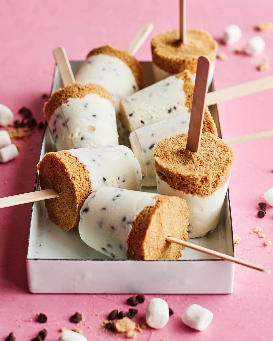 Gaby Dalkinさんのインスタグラム写真 - (Gaby DalkinInstagram)「S’MORE CHEESECAKE POPS!! Snag the recipe on the blog and put ‘em on your weekend to-do list!! 💗」6月8日 3時57分 - whatsgabycookin
