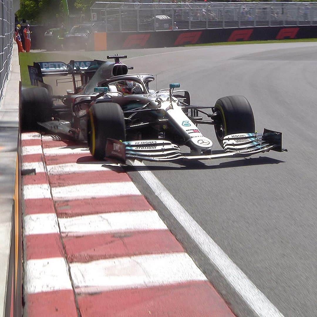 F1さんのインスタグラム写真 - (F1Instagram)「💥😮 Lewis Hamilton hits the wall at Turn 9 in FP2 before limping back to the pits . #Formula1 #F1 #CanadianGP 🇨🇦」6月8日 3時54分 - f1
