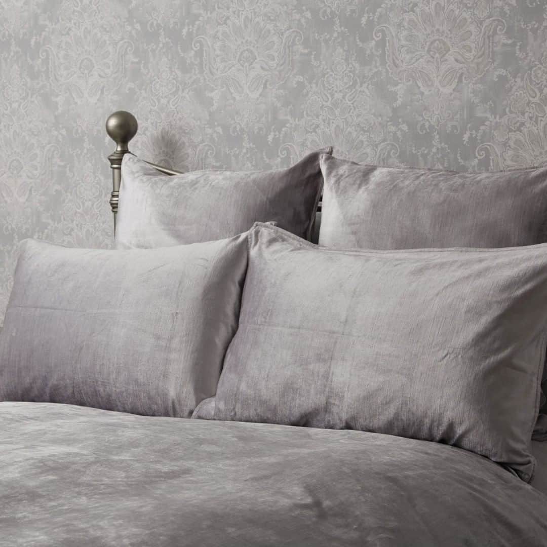 ローラアシュレイのインスタグラム：「Annnnnd relax! The weekend is here & lie-ins have never looked so luxurious 💤」