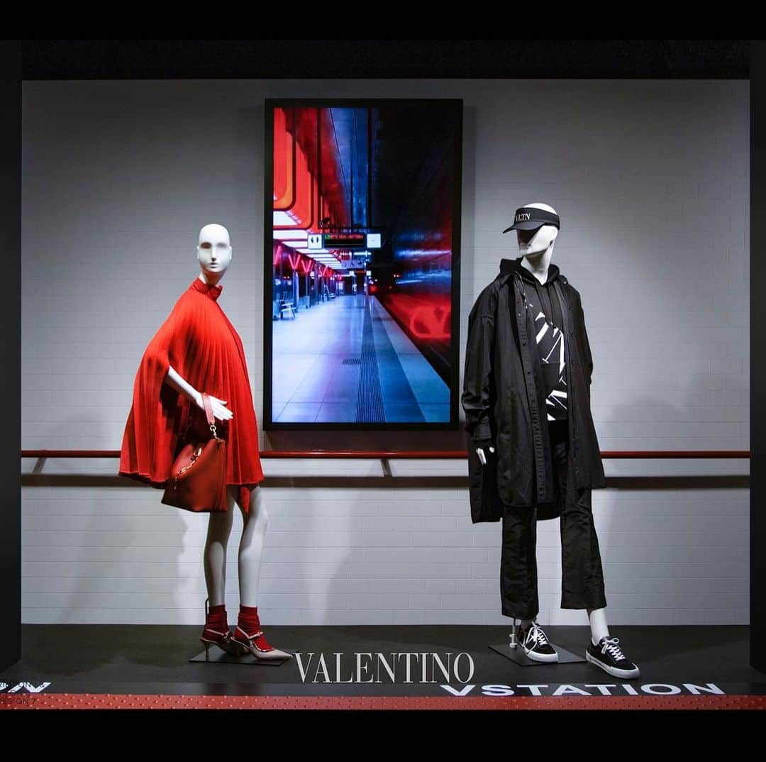 Saks Fifth Avenueさんのインスタグラム写真 - (Saks Fifth AvenueInstagram)「Transport yourself to the ‘90s with the @maisonvalentino Tokyo Red Collection which pays homage to Japan. Make sure to stop by our NY Flagship windows now through Tuesday, June 18. #OnlyatSaks」6月8日 4時06分 - saks