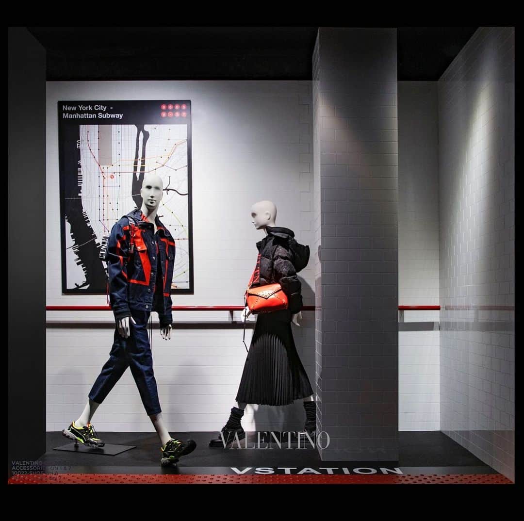 Saks Fifth Avenueさんのインスタグラム写真 - (Saks Fifth AvenueInstagram)「Transport yourself to the ‘90s with the @maisonvalentino Tokyo Red Collection which pays homage to Japan. Make sure to stop by our NY Flagship windows now through Tuesday, June 18. #OnlyatSaks」6月8日 4時06分 - saks