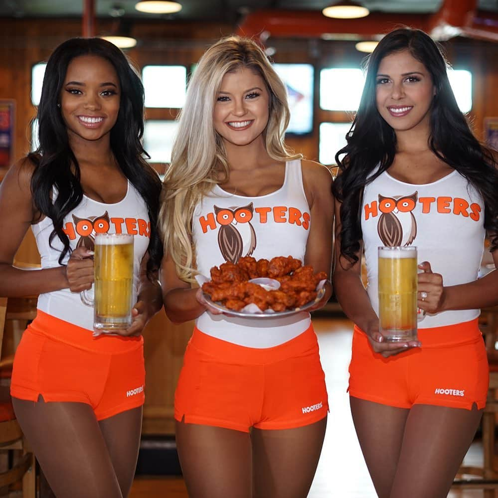 Hootersさんのインスタグラム写真 - (HootersInstagram)「Good things come in threes.」6月8日 3時59分 - hooters